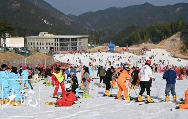元旦体验冰雪乐趣 安庆两大滑雪场人气爆棚