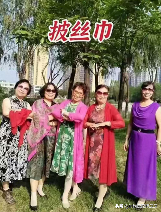 比“披丝巾”更可怕的是戴“老年首饰”！尤其这3种，寒酸又土气