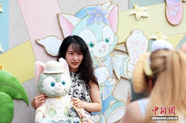 上海迪士尼乐园萌聚达菲月吸引游客共享欢乐时光