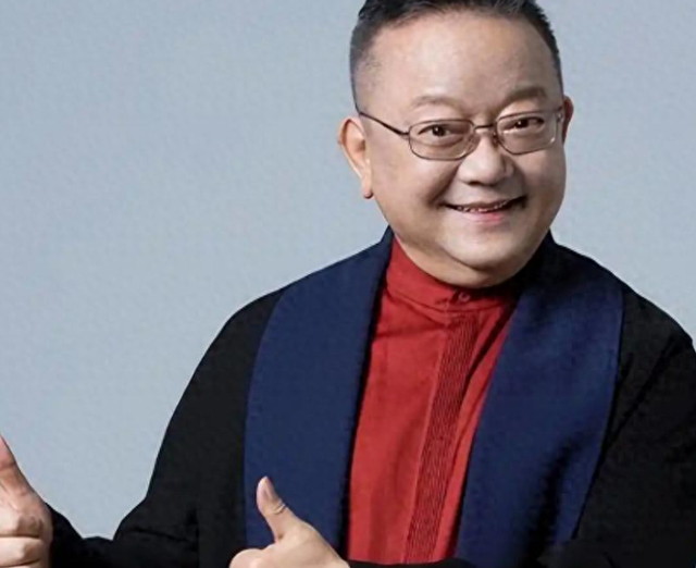 事实证明，被传卖掉上亿豪宅移民美国的王刚，已经走上另一条大道