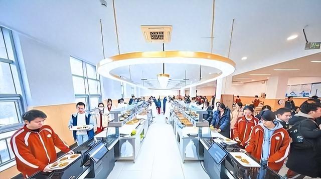 北京下死命令了：在2027年底前	，所有中小学必须告别“校外配餐	”