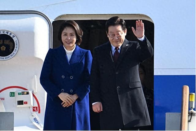 李在明落地北京	，没有先和中方官员会面，而是先去了一场座谈会