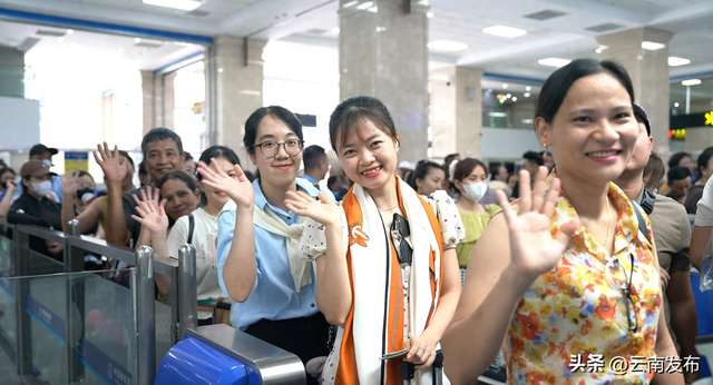 跨境避暑新体验！越南游客乘动车从红河河口畅游云南