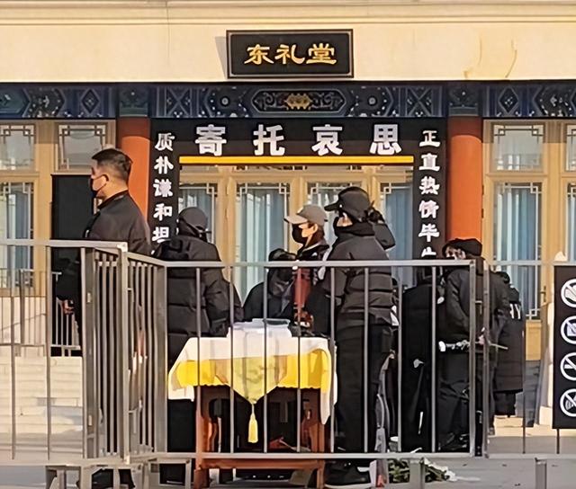 唐嫣现身罗父葬礼！罗晋抱着父亲遗照	，唐嫣全程陪同，神情落寞