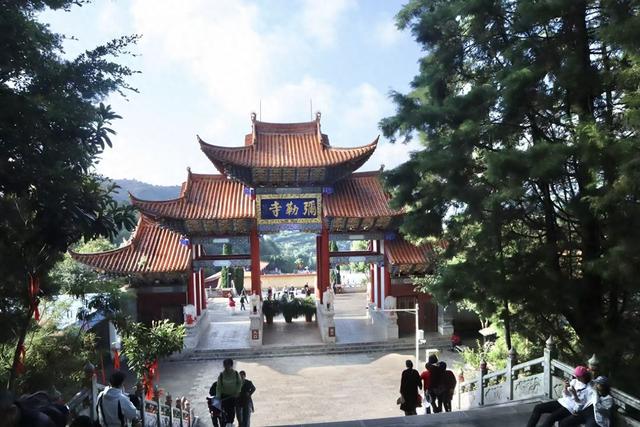 登上1999级台阶，触摸最大的弥勒佛像，百年古寺锦屏山