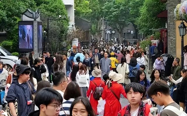 我国将迎来人口死亡高峰？22年1041万人去世、23年1110万，去年呢