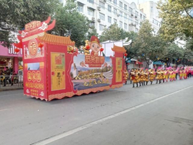武汉花车大巡游，真好热闹，耒者有福！