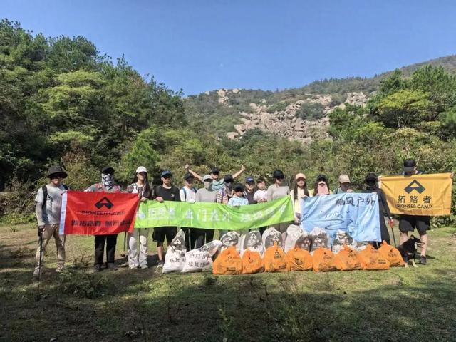 【点赞湾里】梅岭虎头崖下，21名志愿者的弯腰身影很美！