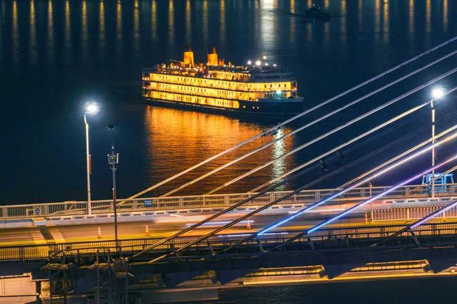 “鎏金派对”点亮跨年夜，“知音号”邀您共赴时光之约