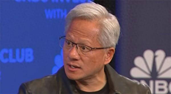 黄仁勋称：美国必须赢得AI竞赛，未来要像美元一样立在美国技术体系之上