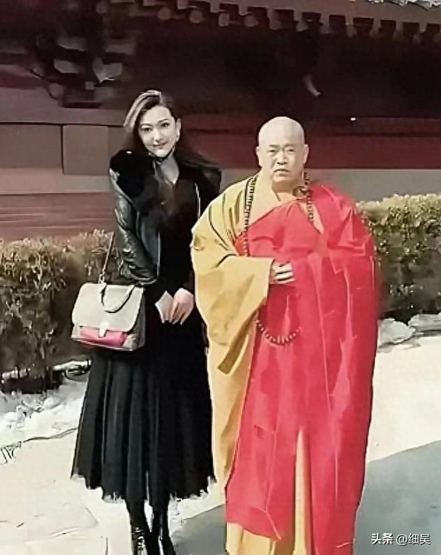释永信与美女的同框，他笑起来的时候挺憨厚的，同框个个是美女！