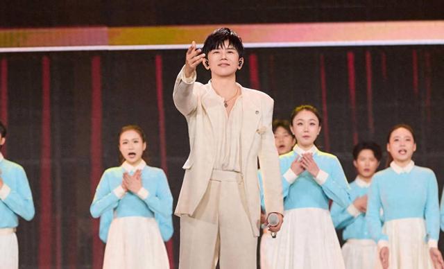 金鸡奖张杰唱《追寻》，一曲《我爱你中国》，观众瞬间泪目了