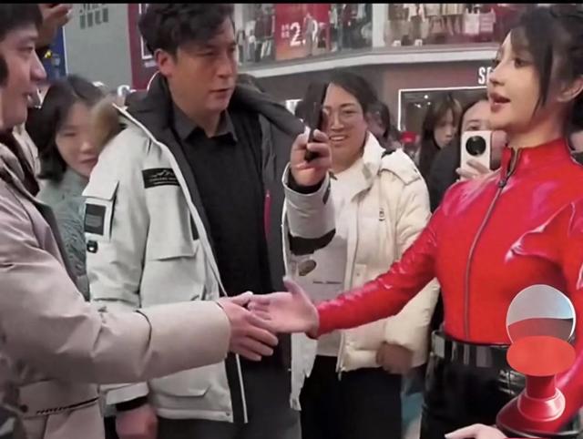 成都大街上机器人引围观，与人互动对答流，太可爱了！