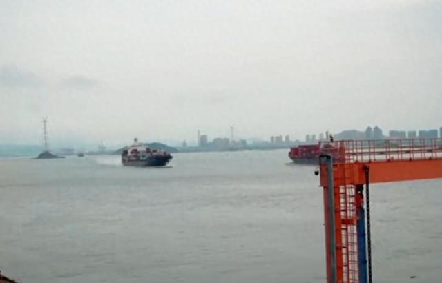 我国首艘海洋级智能综合科考船 “同济” 号在上海正式交付