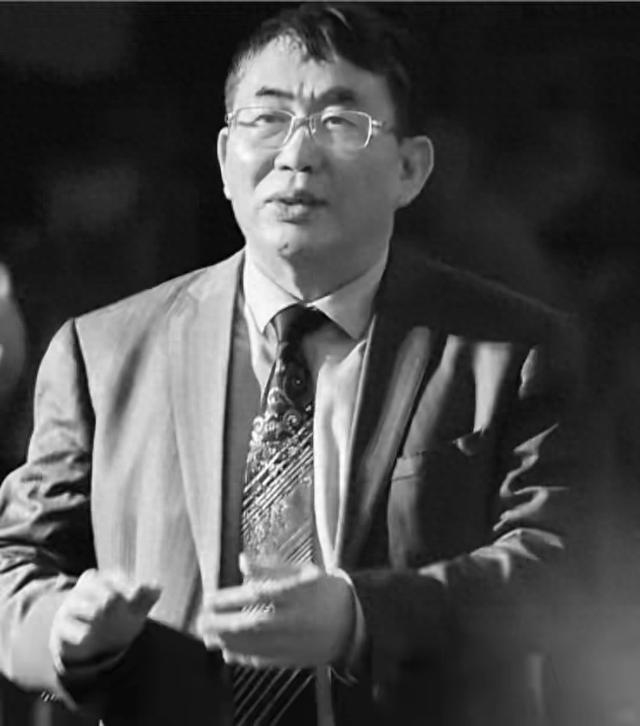 聂卫平告别仪式：大儿子手捧遗像	，3个子女都到齐，众人含泪悼念