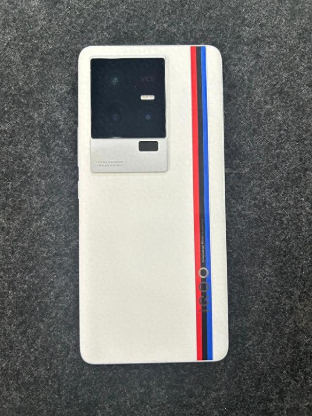 iQOO 15 100W速充！荣耀Magic8慢充拖后腿，差价还300！