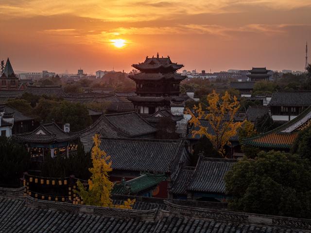 古城的秋天，连晚霞都带着千年的温柔