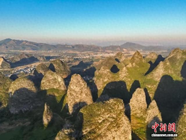 广西贺州：喀斯特峰丛林立宛如壮丽画卷