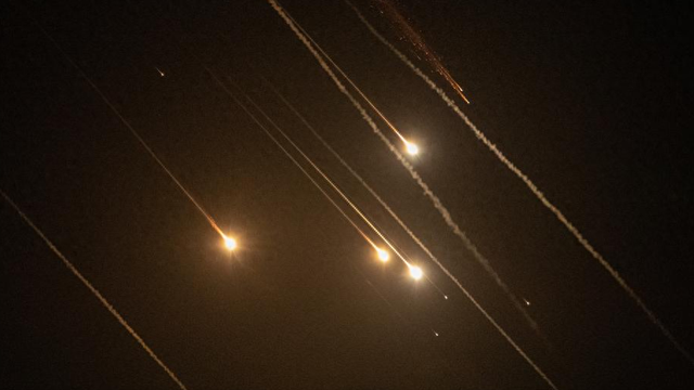 一百枚导弹从天而降，美军发起斩首行动，特朗普下令，英法表忠心