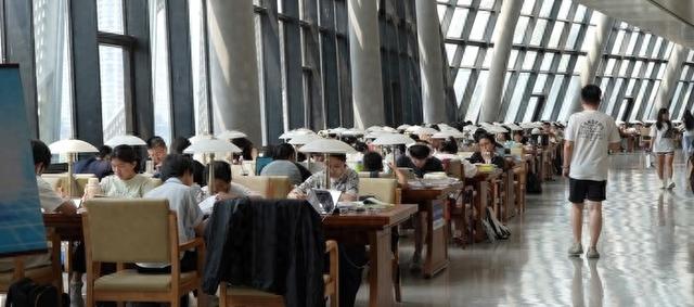 暑期“热”了济南图书馆，市民清凉里乐享读书时光