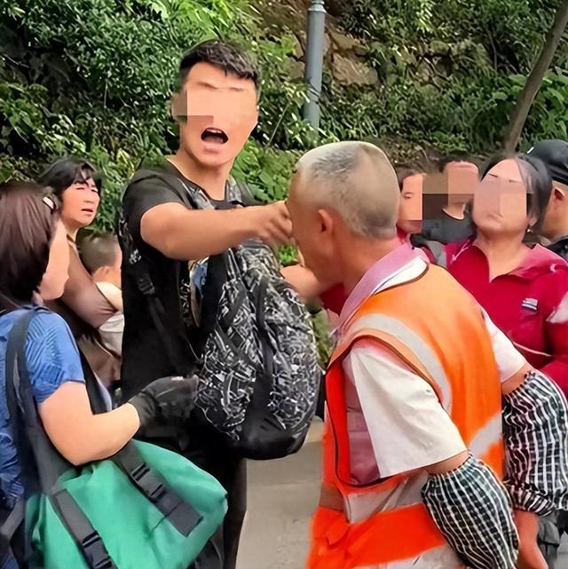 男子为猴子骂老人后续：身份被扒，真相曝光后社死，南京人被牵连