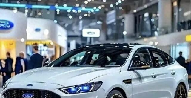 全新福特曝光，外观设计配四出排气，内饰调整，搭载2.0T发动机！