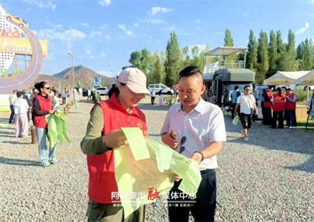 “零公里”处“袋”走垃圾 环保新风从这里出发