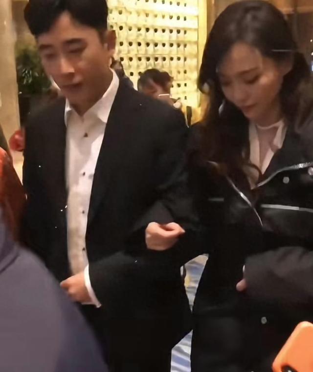 唐嫣素颜现身罗晋父亲葬礼，紧随骨灰后离场，用行动粉碎婚变谣言