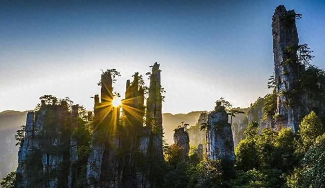 假期张家界旅游火热：首日部分时段有入园点门票约满，园区禁止私家车进入，10月3日或将迎客流高峰