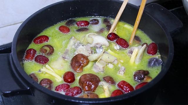 怎样炖好美味的鸡汤呢（炖鸡汤要牢记3放3不放）