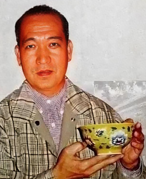 放弃亿万财产，抛弃中国国籍跑去英国捡垃圾，20年后成为国民英雄