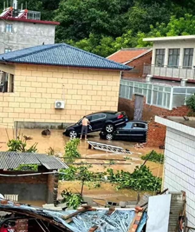 揪心逃生！18人承德避暑遇山洪。凌晨3点山上逃，4辆汽车全冲走！