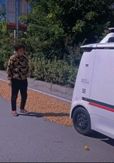 新型马路判官上路，无人物流车狂奔