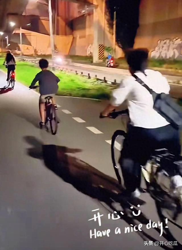 小玥玥和小箖箖街头骑车散步，爸爸推姐弟俩荡秋千，玩得太开心了