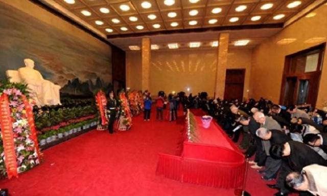 专家：建议拆除毛主席纪念堂雕像，士兵：你胆敢拆一下试试