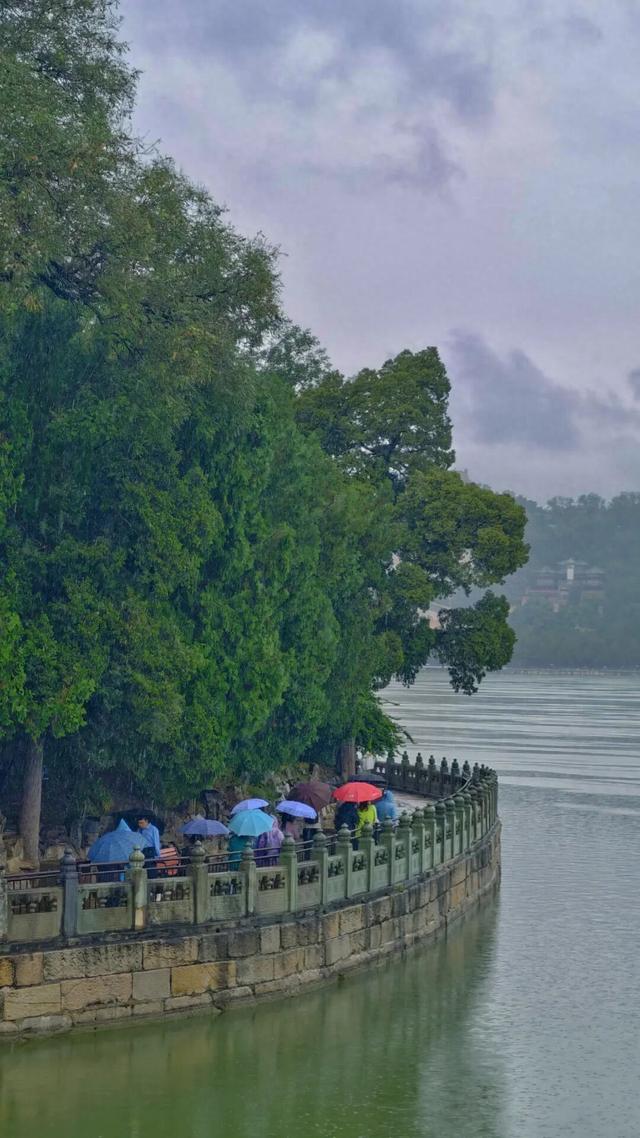北京城区已达大雨量级，今夜降雨持续！10月上旬，为何雨水不断？