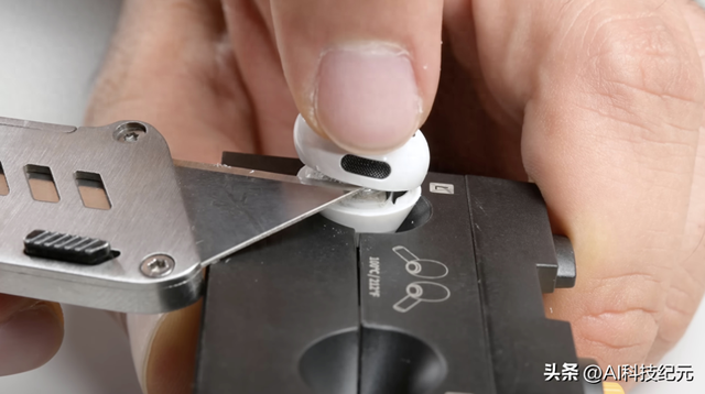 苹果AirPods Pro 3重磅拆解：可修复性0分，无法维修用完只能丢弃