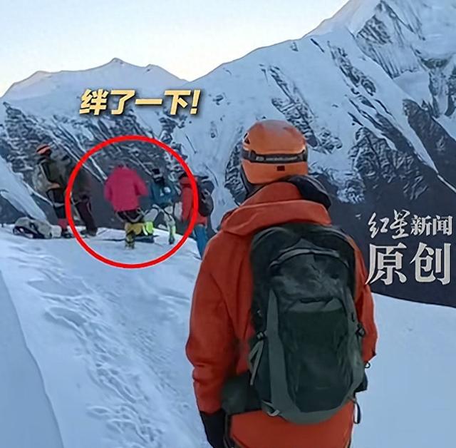 驴友登5588米雪山滑坠身亡，摔倒时绝望呼喊,知情人:帮人拍照绊倒