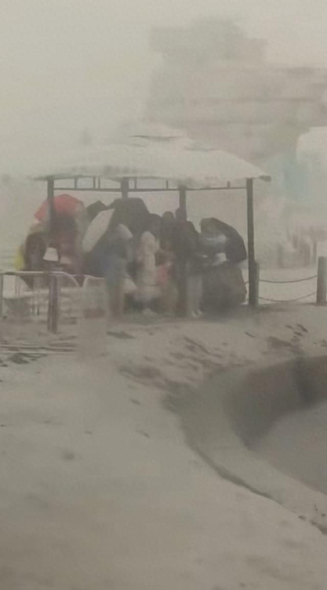 “人在跑魂在追！”青海茶卡盐湖景区遇暴风雨，游客挤凉亭躲避，回应：已采取应急措施