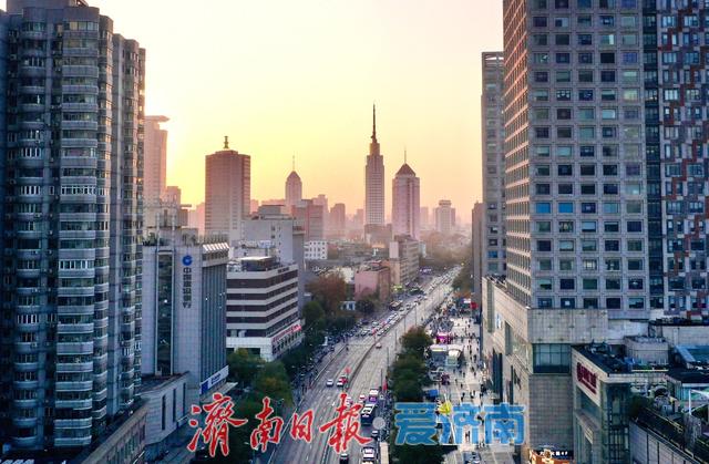 一年四季 泉在济南丨经四路邂逅落日熔金 城市天际线披上梦幻衣裳