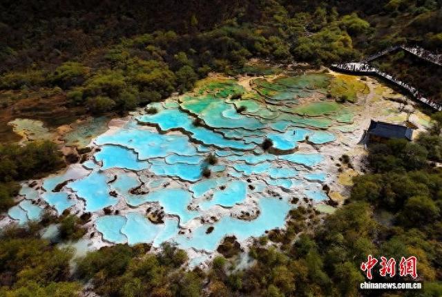 四川黄龙风景如画引游人
