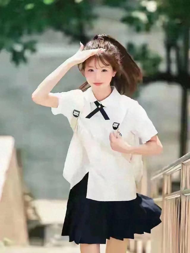 甘肃兰州一校花	，楚楚动人，倾国倾城，这气质堪称校园天花板