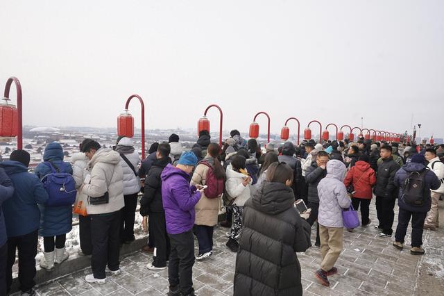 雪落景山万春亭，市民登高远眺赏美景