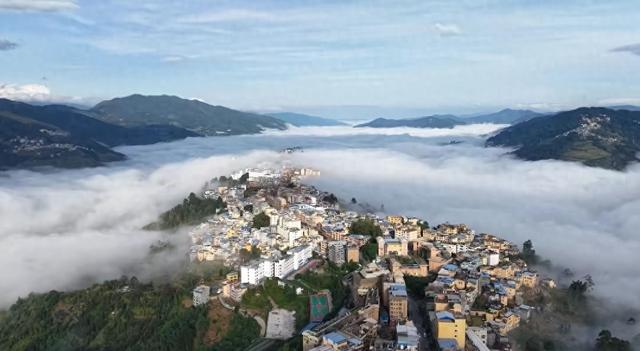 云南有座建在山顶的县城，两侧都是悬崖，仿佛天空之城