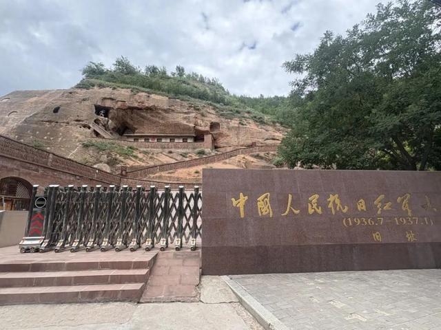 宝塔山下展新颜