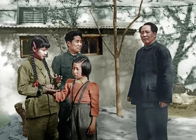 这是刘思齐和毛岸英的真实合影，并非演员扮演，货真价实的照片