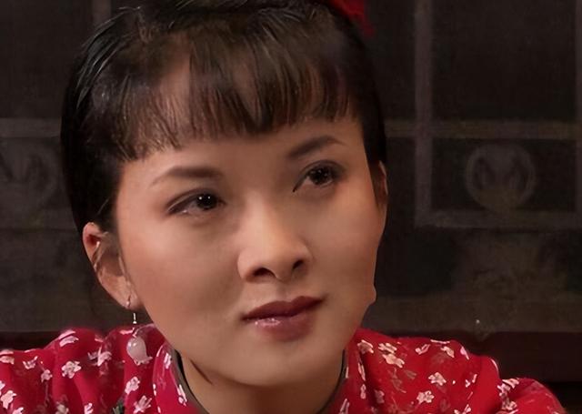 吃里扒外！13年前定居美国，回国捞金遭“驱逐”的她，52岁被笑话