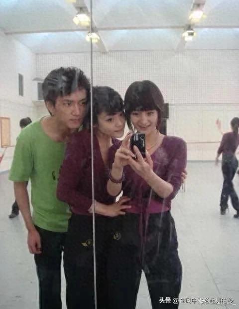 杨幂大学期间在北京电影学院上形体课的照片,还真是第一次看到