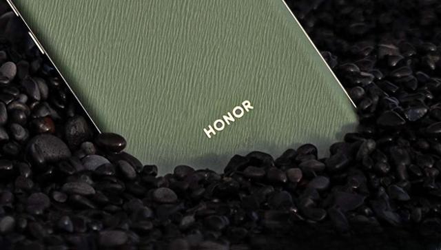 增速11%领跑全球 高端折叠屏+AI双驱动 国产手机反攻新样本？