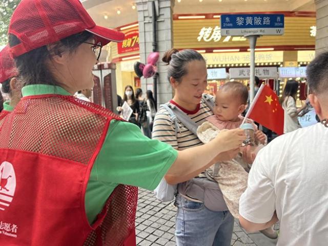 国庆节“志愿红”暖透江城，武汉文旅志愿者绘就文明出游好风景